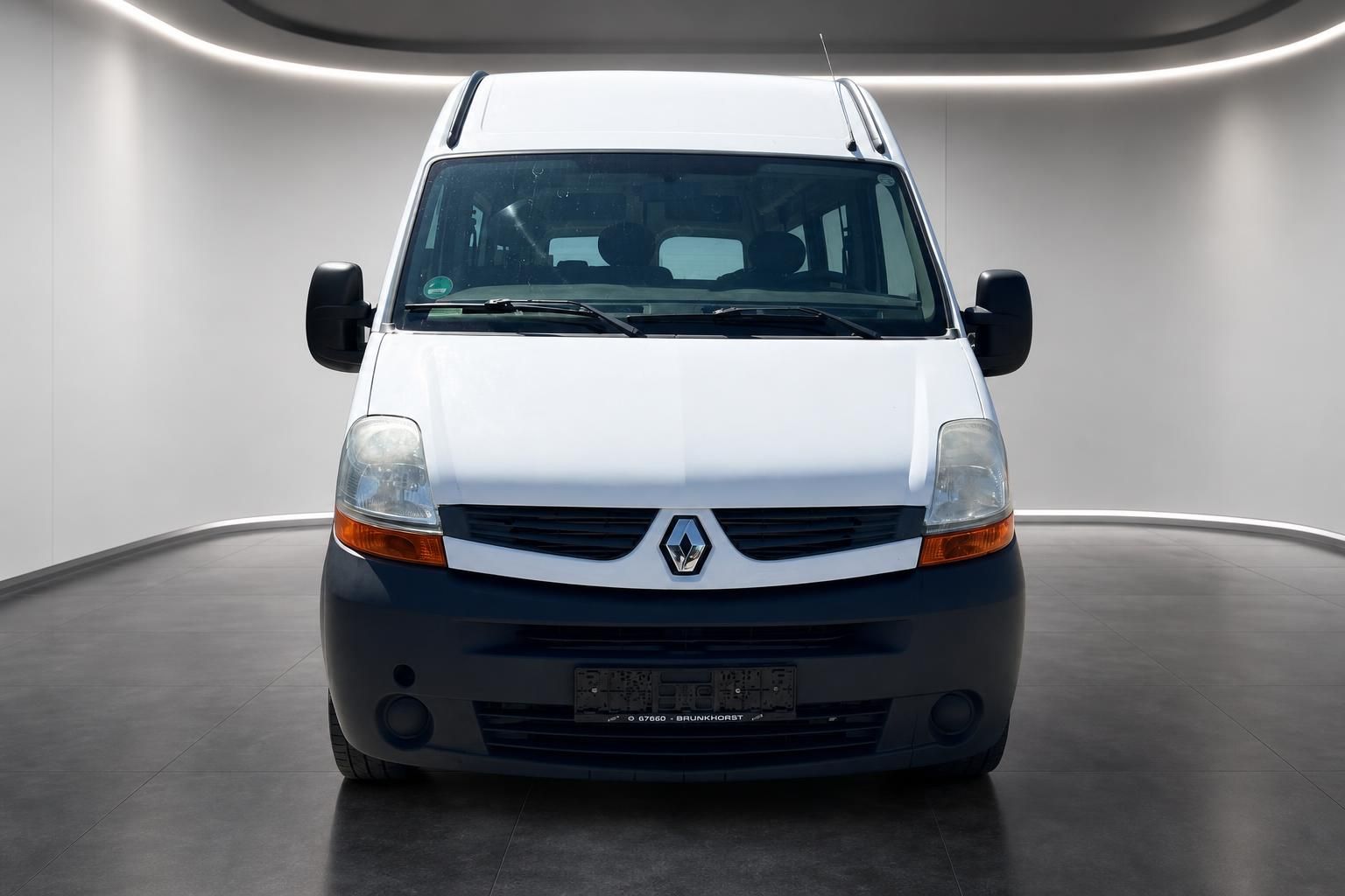 Renault Master Frontansicht weiß - Nutzfahrzeug mit Renault Logo und Scheinwerfern