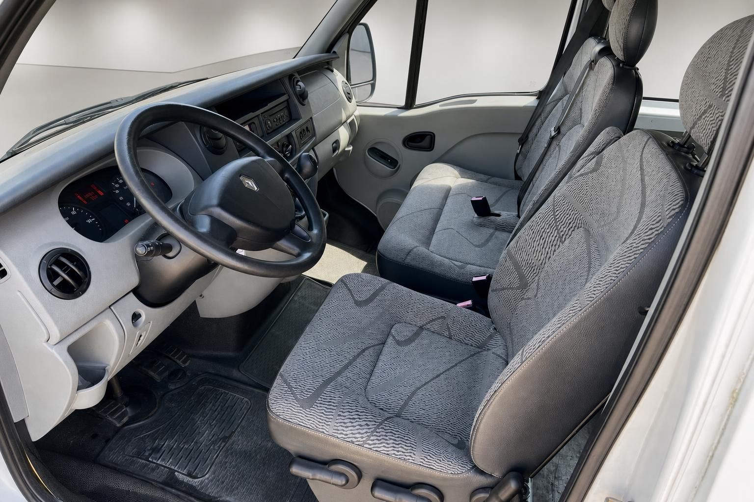 Renault Master Innenraum - Fahrersitz mit grauem Stoff und Armaturenbrett