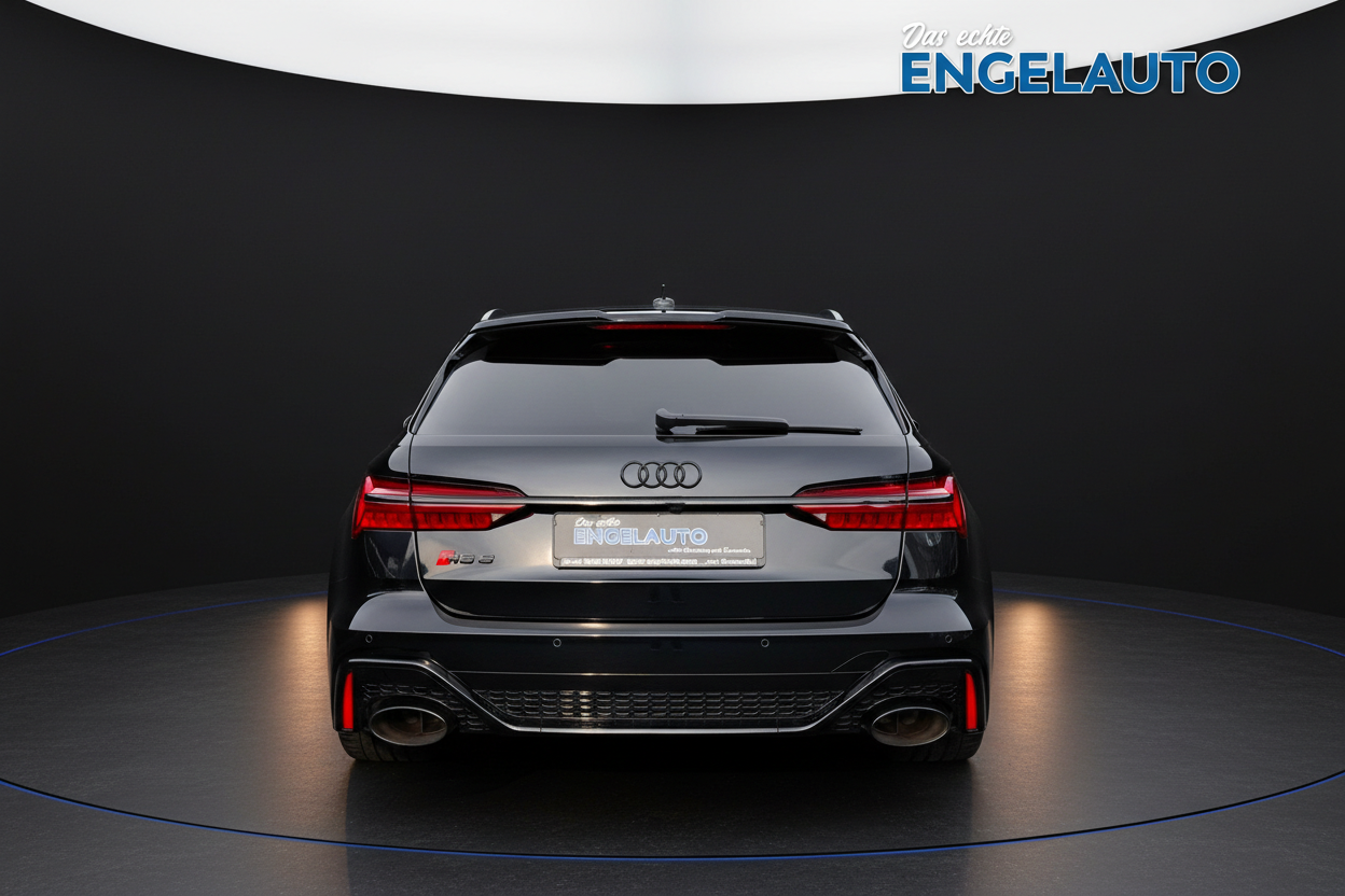 Audi RS6 Avant schwarz Heckansicht mit LED-Rückleuchten und ovalen Auspuffendrohren im Showroom bei Engelauto