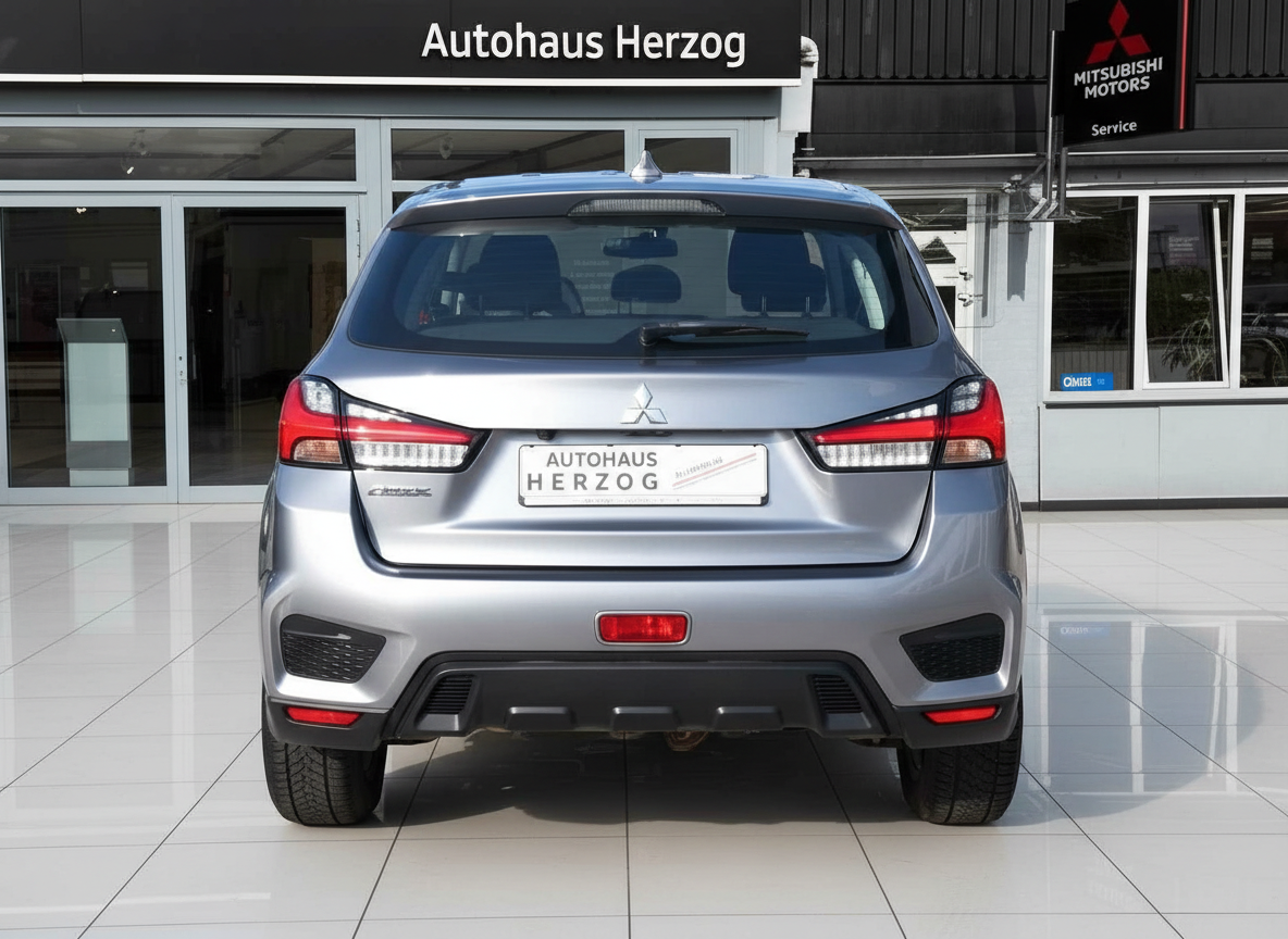 Mitsubishi ASX in Silber – Heckansicht im Autohaus Herzog Showroom