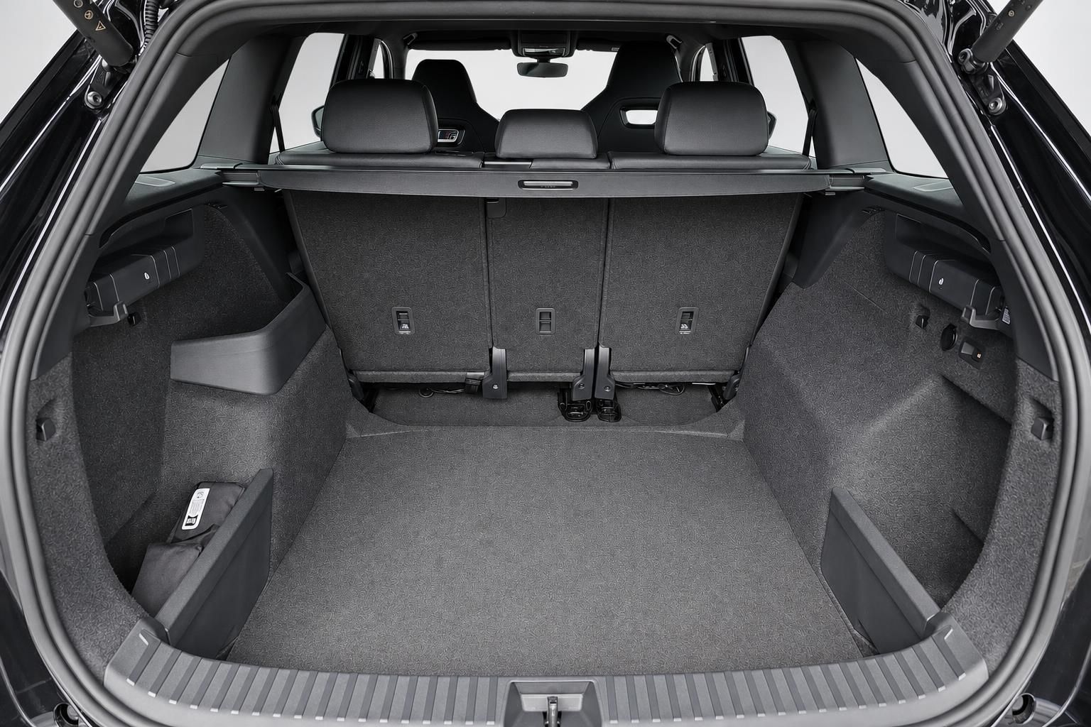 Kofferraum eines SUV mit umgeklappter Rückbank und viel Ladevolumen