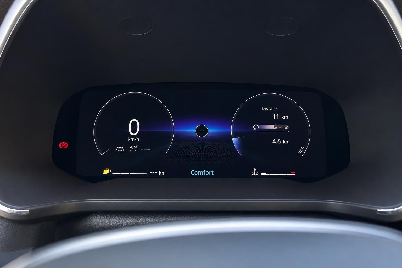 Digitales Kombiinstrument mit modernem Display zeigt Fahrzeuggeschwindigkeit und Navigationsdaten