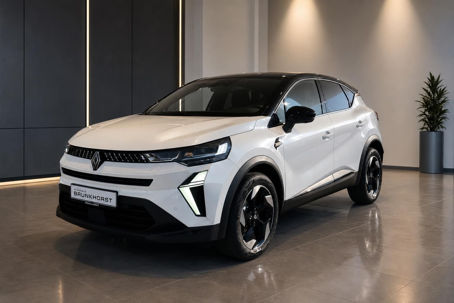 Weißer Renault Captur SUV in modernem Showroom mit schwarzen Felgen
