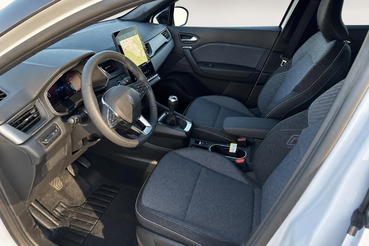Renault Captur Fahrersitz und Cockpit mit Navigationssystem und Armaturenbrett