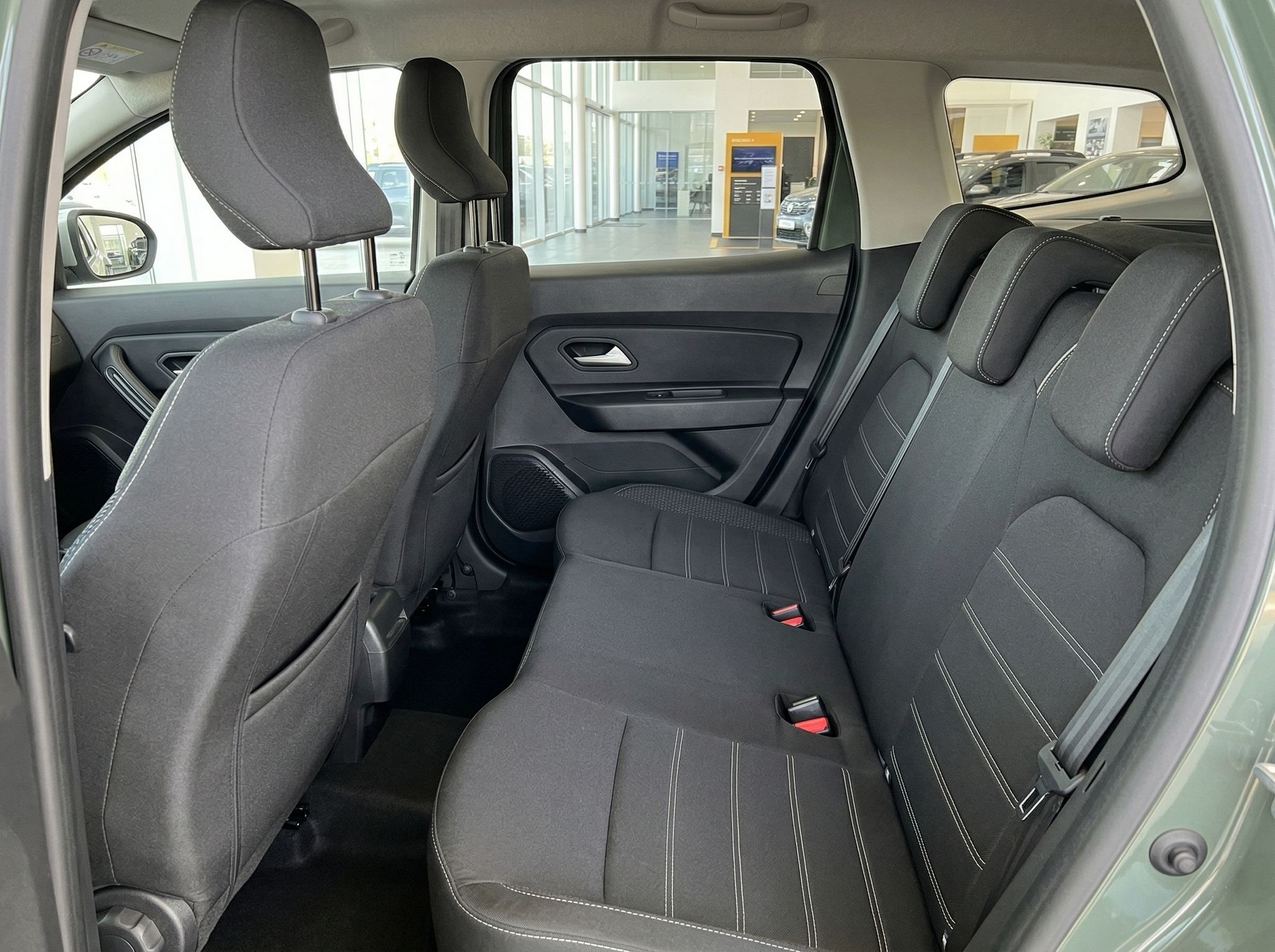 Dacia Duster Rückbank mit drei Sitzplätzen und schwarzer Polsterung im Autohaus