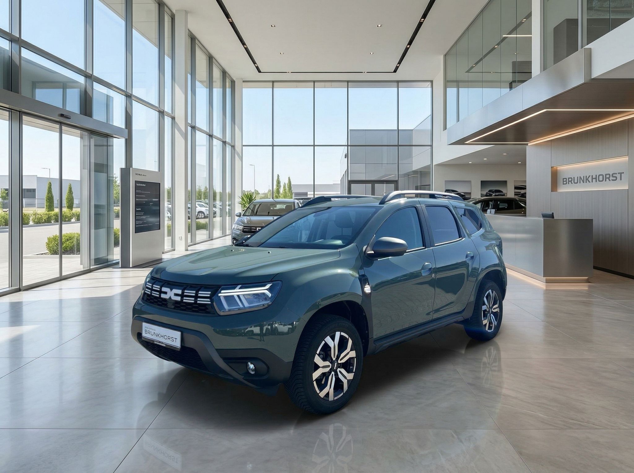 Dacia Duster grün metallic Schrägansicht vorne links im Autohaus Showroom