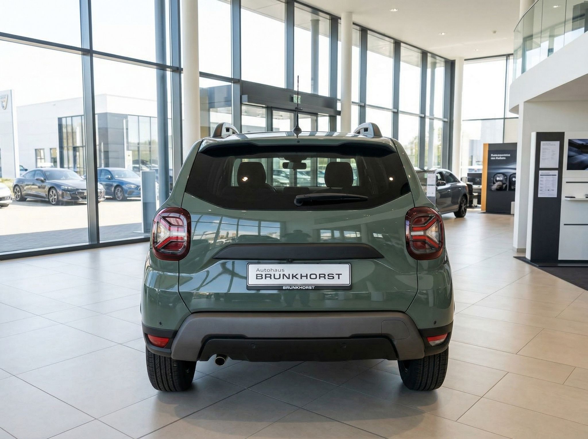 Dacia Duster grün metallic Heckansicht mit Kennzeichen im Autohaus Showroom