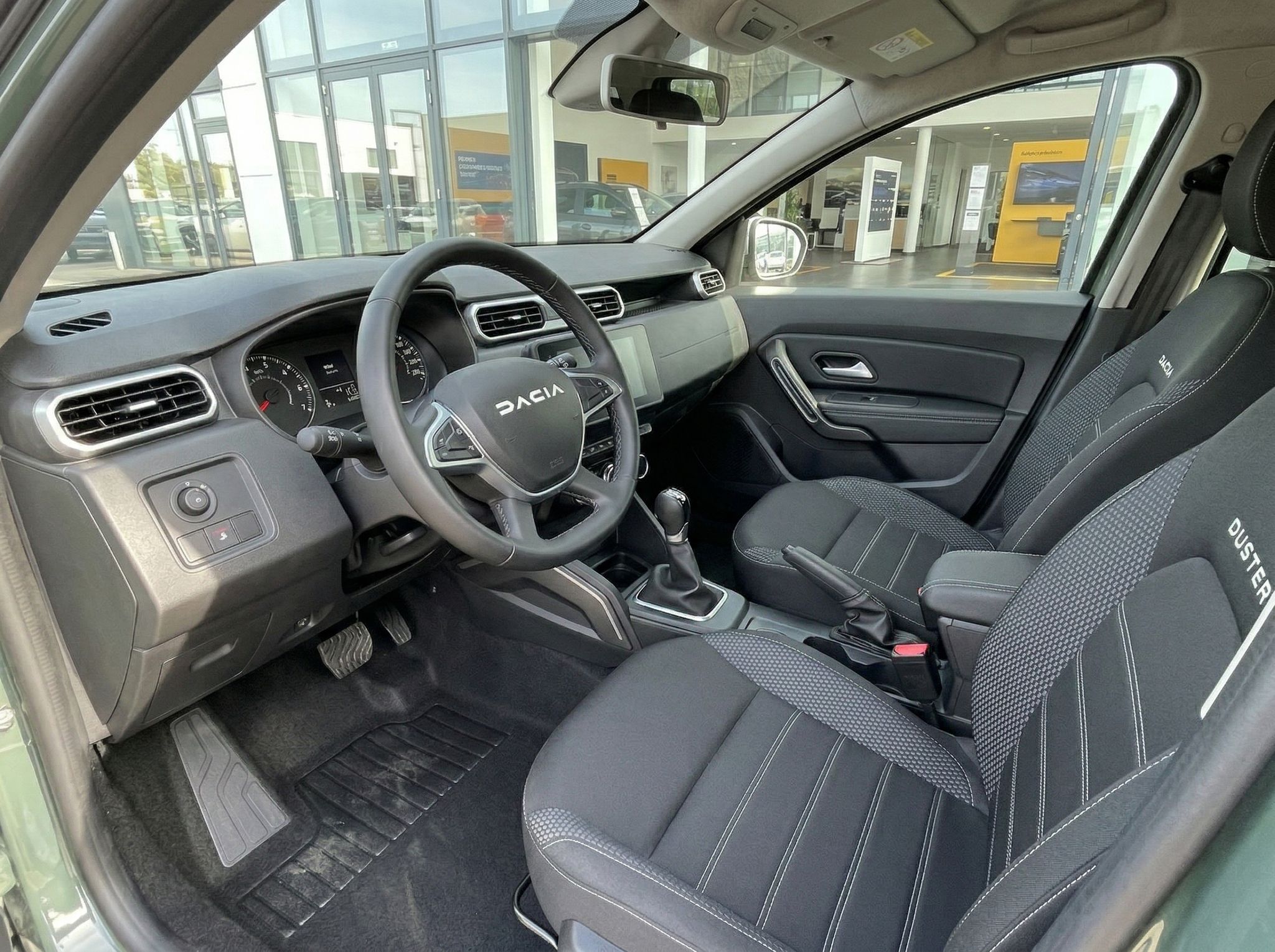 Dacia Duster Innenraum schwarz Cockpit Lenkrad Sitze Armaturenbrett