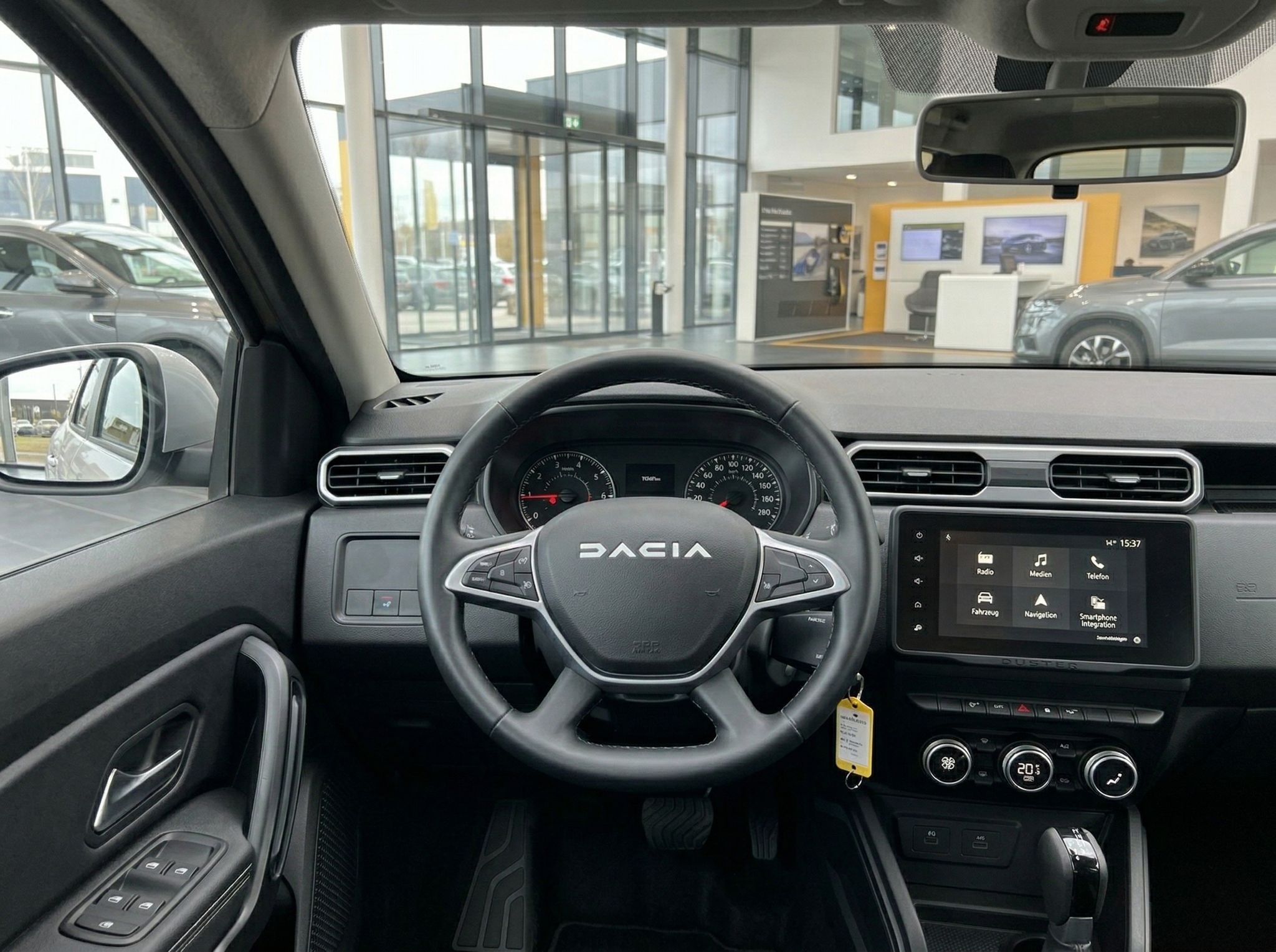 Dacia Cockpit-Ansicht mit Lenkrad, Tachometer und Infotainment-System im Autohaus