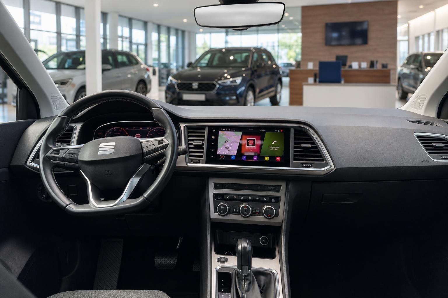 SEAT Ateca Innenraum Cockpit mit Lenkrad und Touchscreen Display