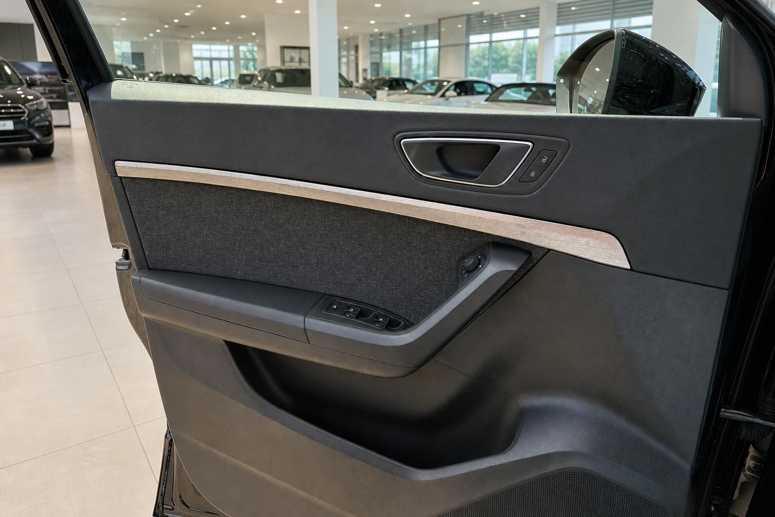 Innenraum Türverkleidung mit Holzdekor im SEAT Fahrzeug