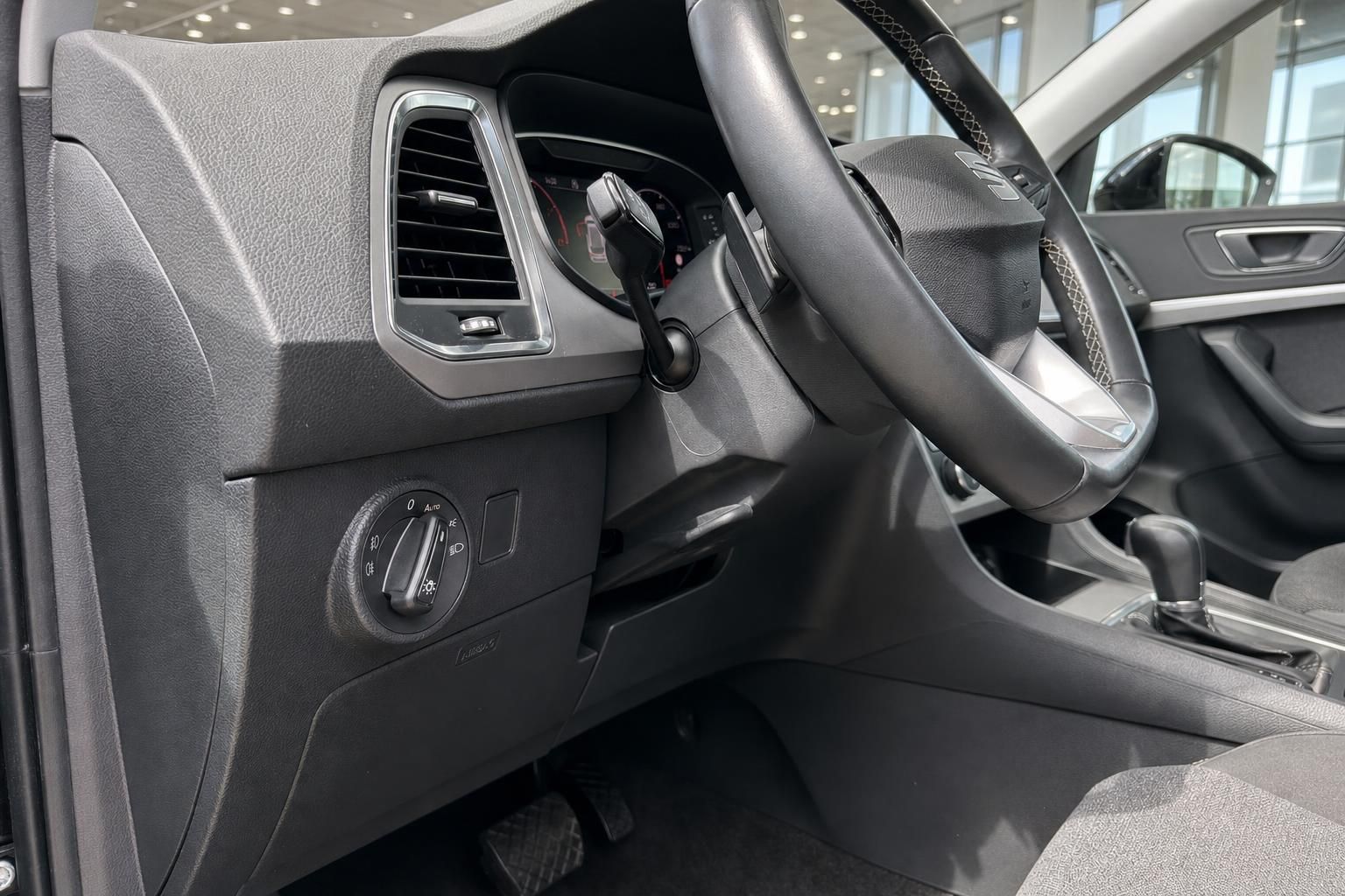Cockpit mit Lenkrad und Lichtschalter im SEAT Innenraum