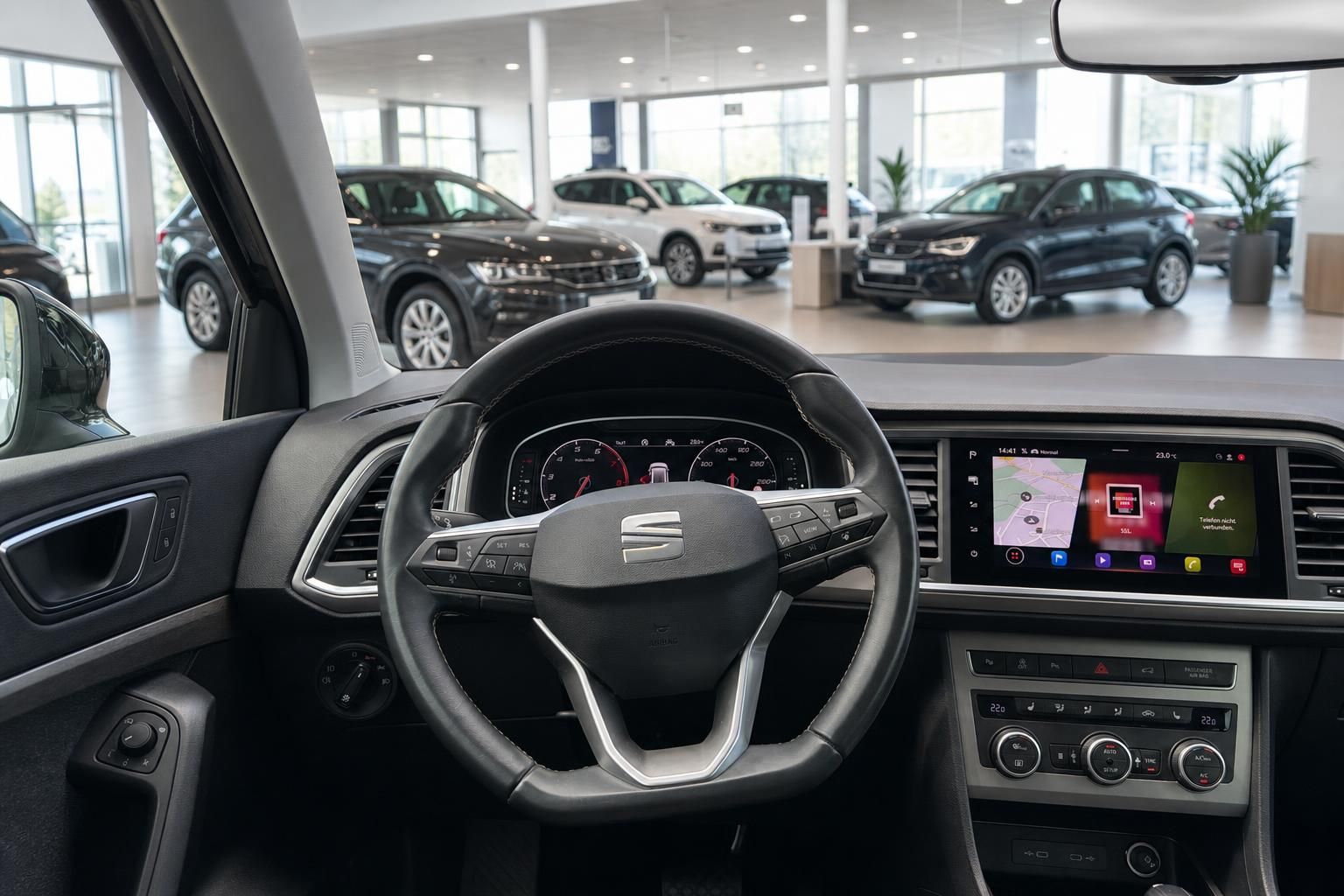 SEAT Cockpit mit Lenkrad und Infotainment-Display im Autohaus