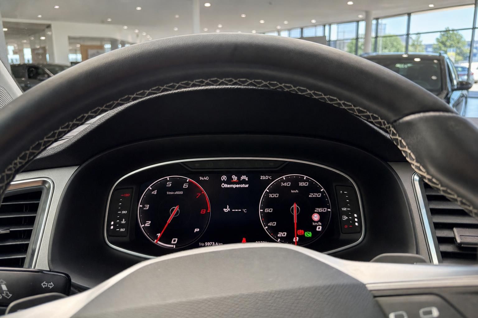 Tacho und Lenkrad Nahaufnahme im SEAT Innenraum