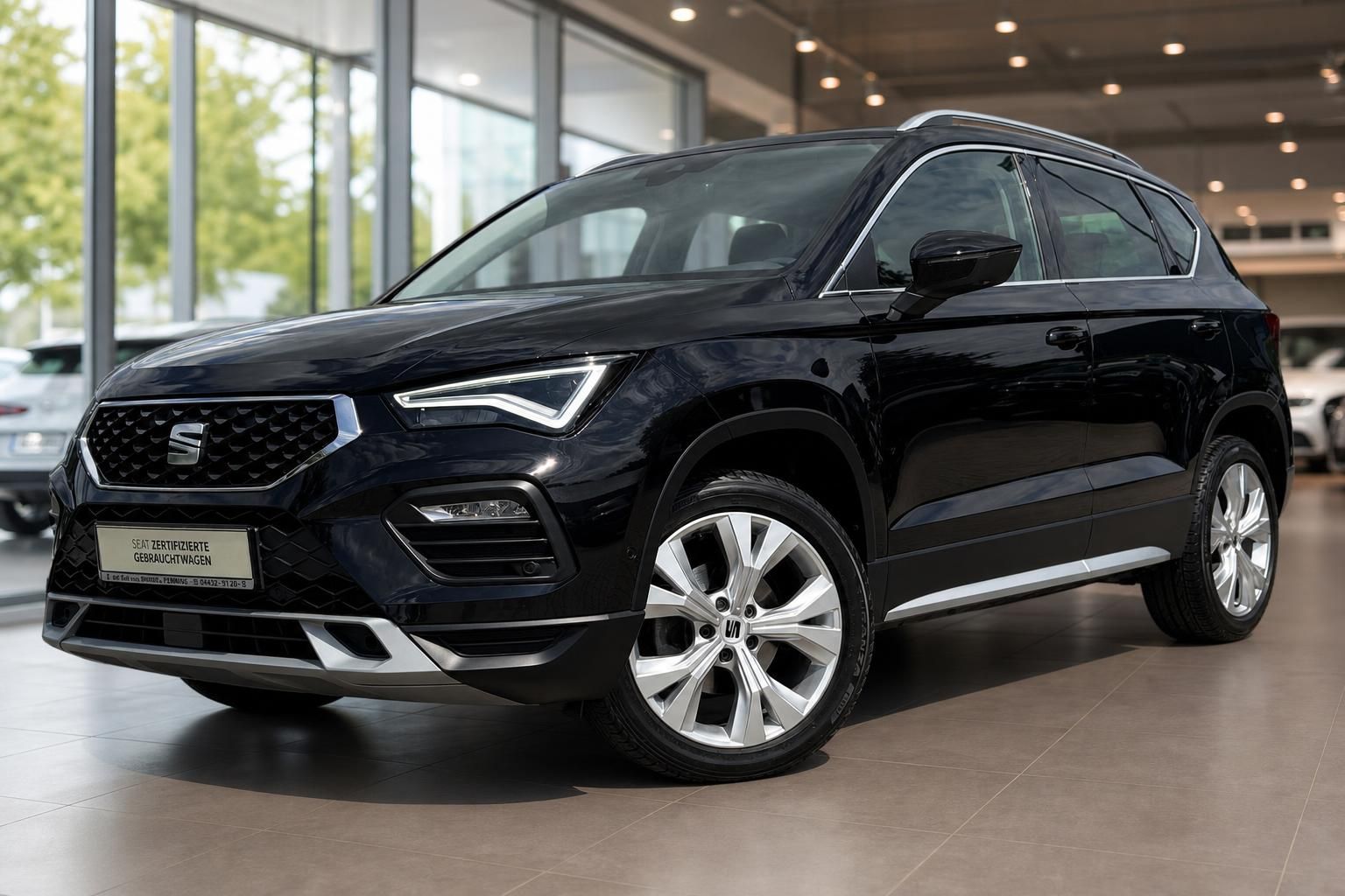 SEAT Ateca schwarz Frontansicht schraeg im Showroom