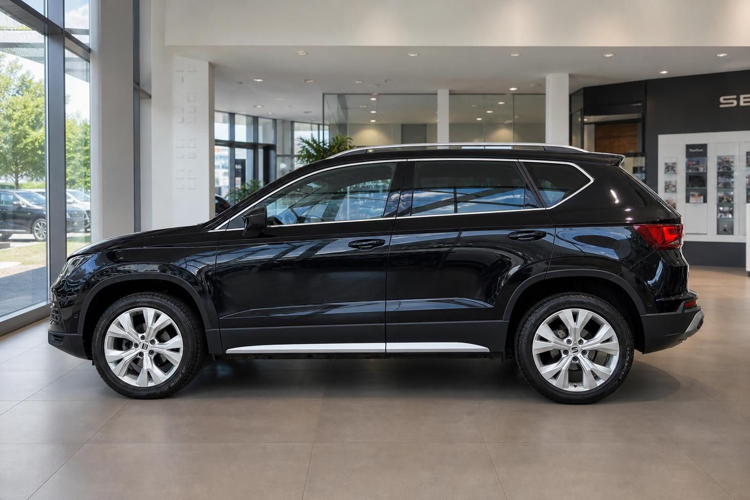 SEAT Ateca schwarz Seitenansicht im Showroom Autohaus
