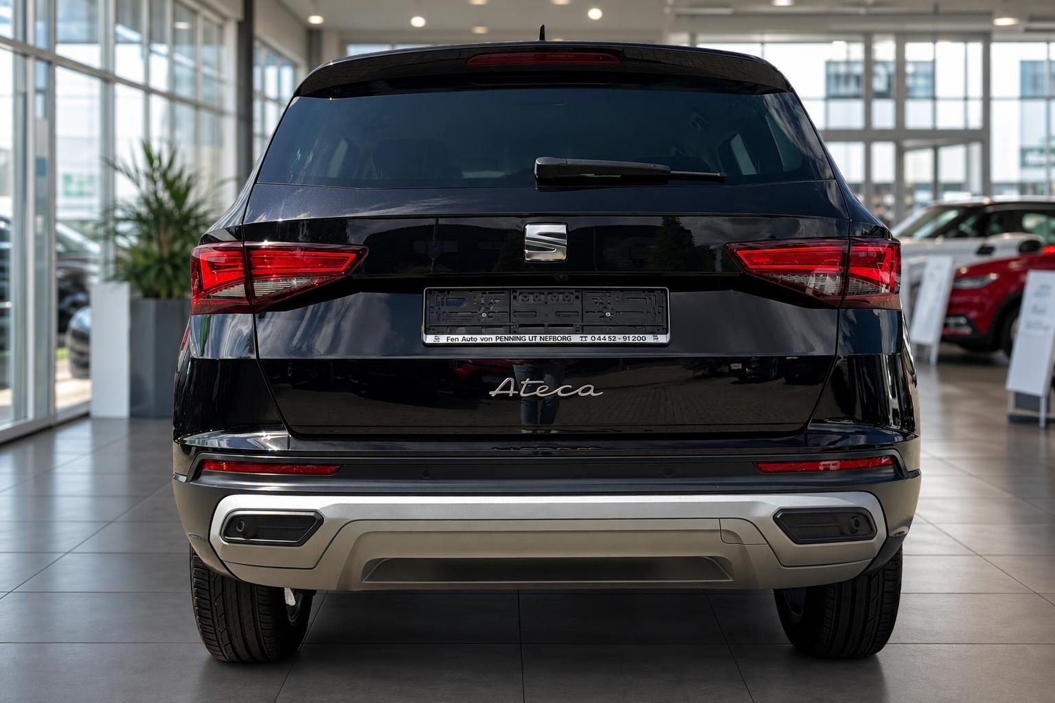 SEAT Ateca schwarz Heckansicht mit Kennzeichenhalter im Autohaus
