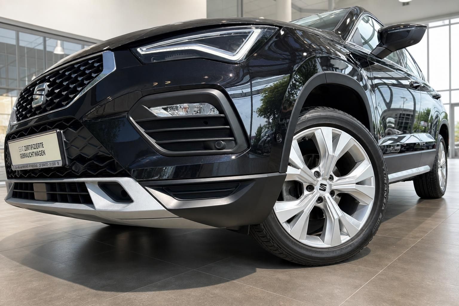 SEAT Ateca Frontansicht Detail mit Felge und Scheinwerfer schwarz