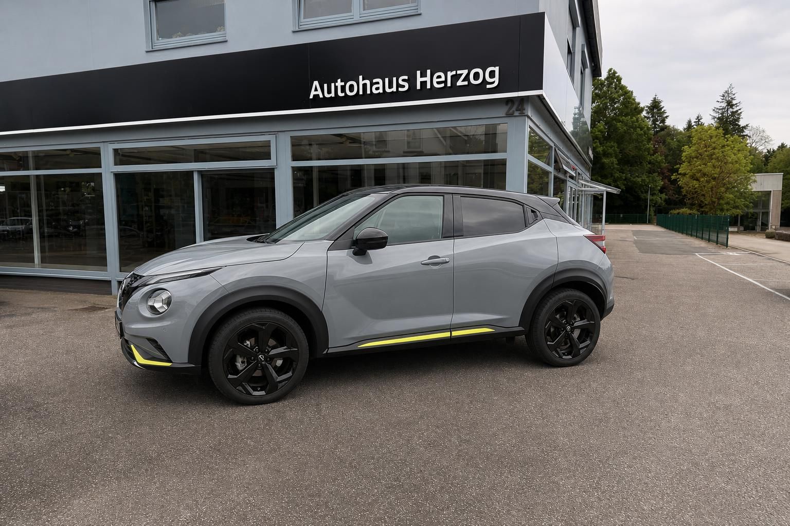 Nissan Juke grau metallic Seitenansicht mit schwarzen Felgen und gelben Akzenten