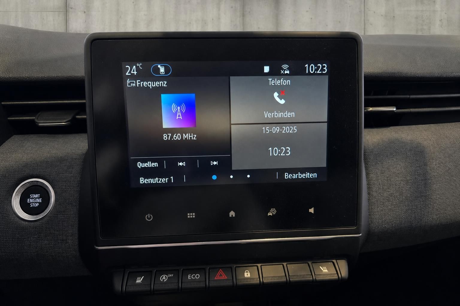 Infotainment-Display mit Radio- und Telefonfunktion im Fahrzeug
