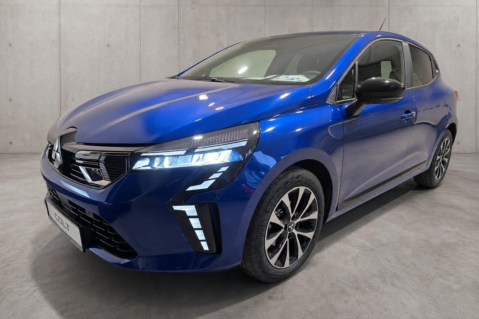 Mitsubishi Colt in Blau, Frontansicht schräg, LED-Scheinwerfer