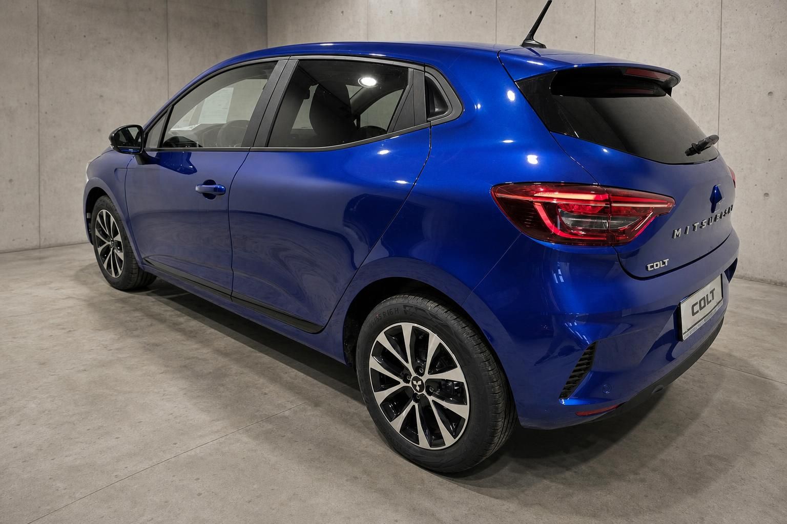 Mitsubishi Colt blau, Heckansicht schräg mit Alufelgen