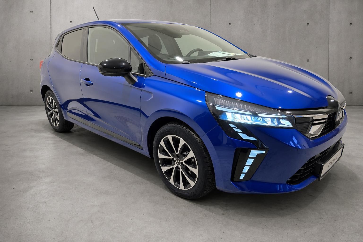 Mitsubishi Colt blau metallic, Frontansicht seitlich im Studio