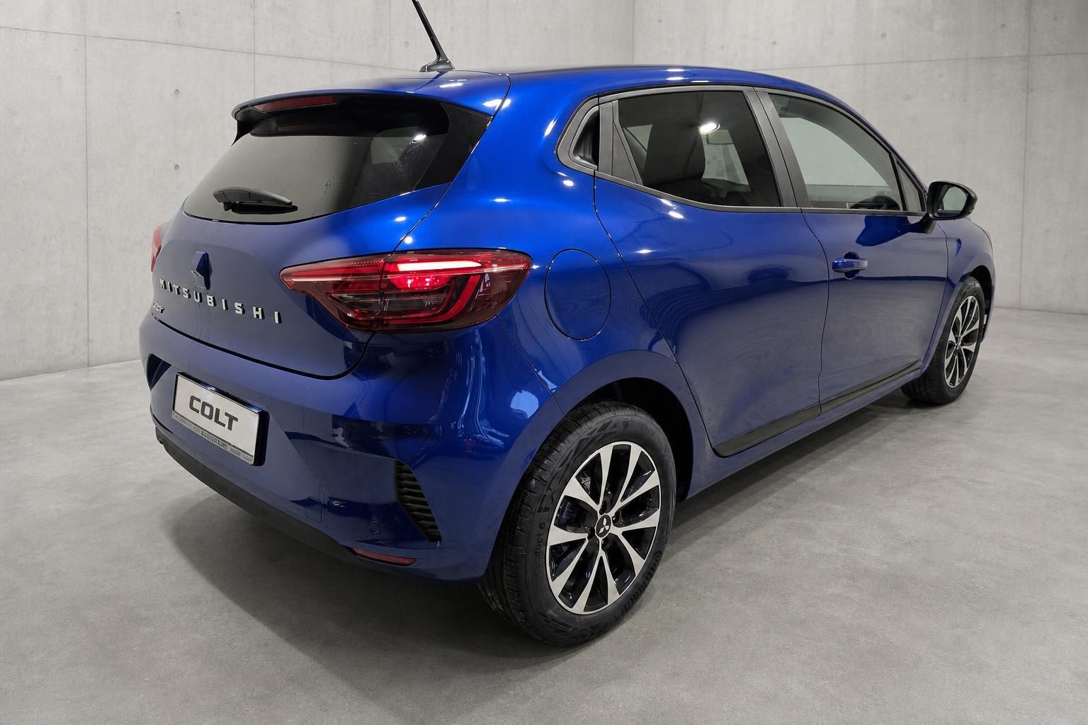 Mitsubishi Colt blau, Heckansicht mit Kennzeichenhalter COLT