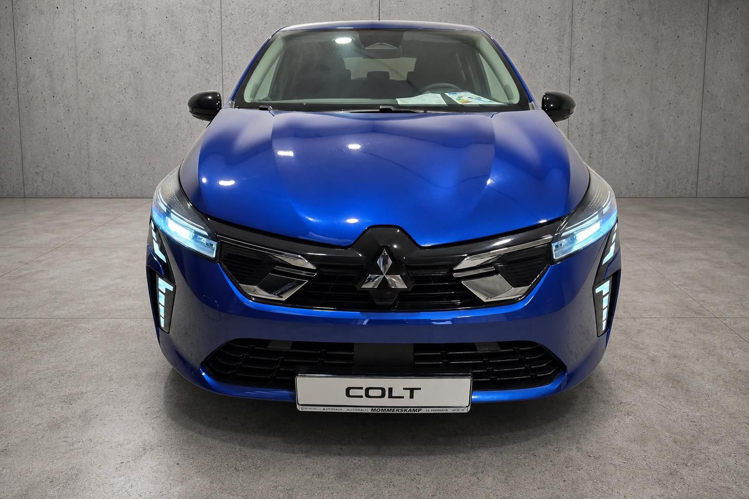 Mitsubishi Colt blau, Frontansicht mit Kühlergrill und Logo