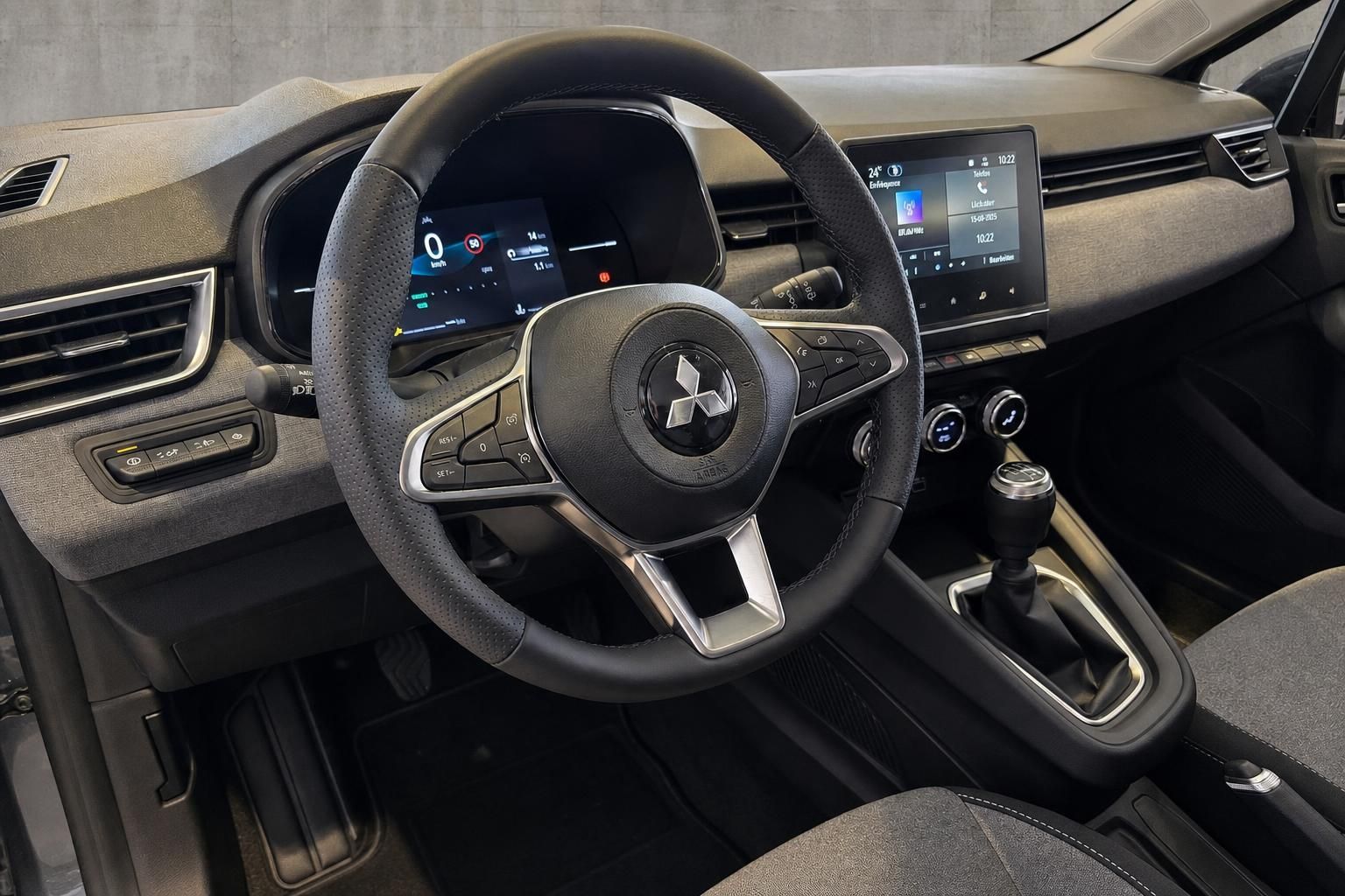 Mitsubishi Cockpit mit Lenkrad, Digitaltacho und Touchscreen im Innenraum