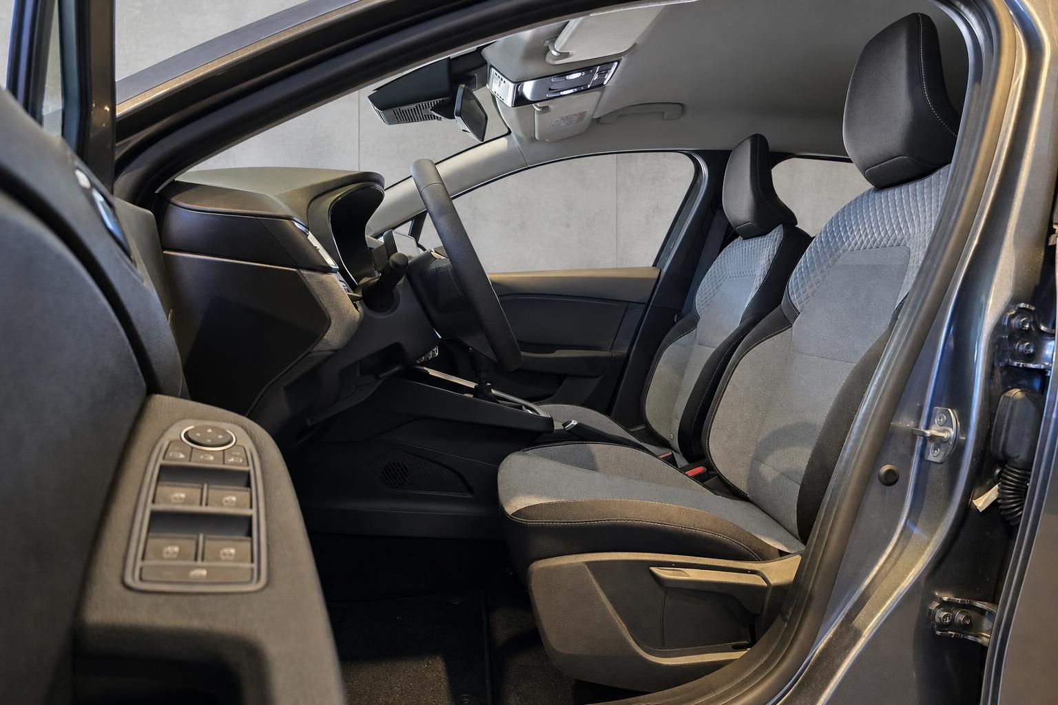 Vordersitze und Cockpit im Mitsubishi Innenraum, Blick durch Fahrertür