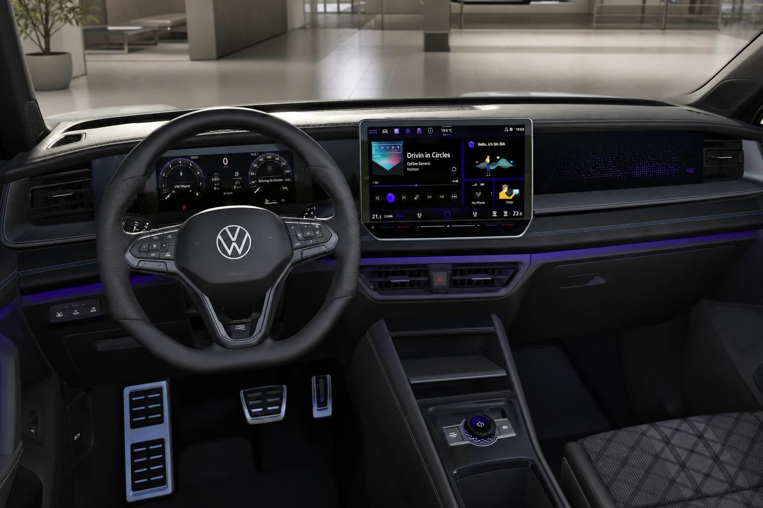 VW Tayron Cockpit mit Lenkrad und digitalem Infotainment-Display
