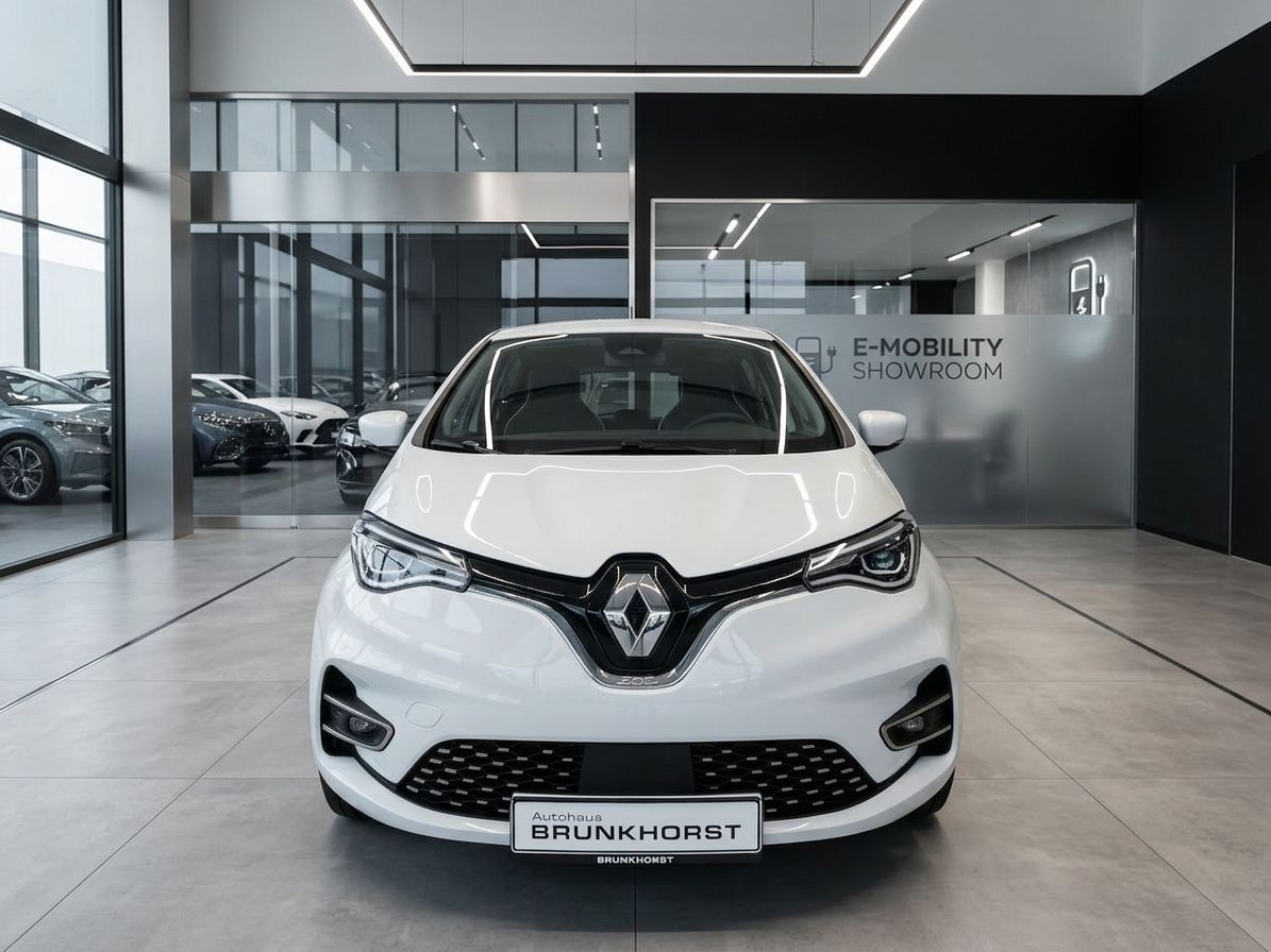 Weißer Renault ZOE Frontansicht im E-Mobility Showroom des Autohauses