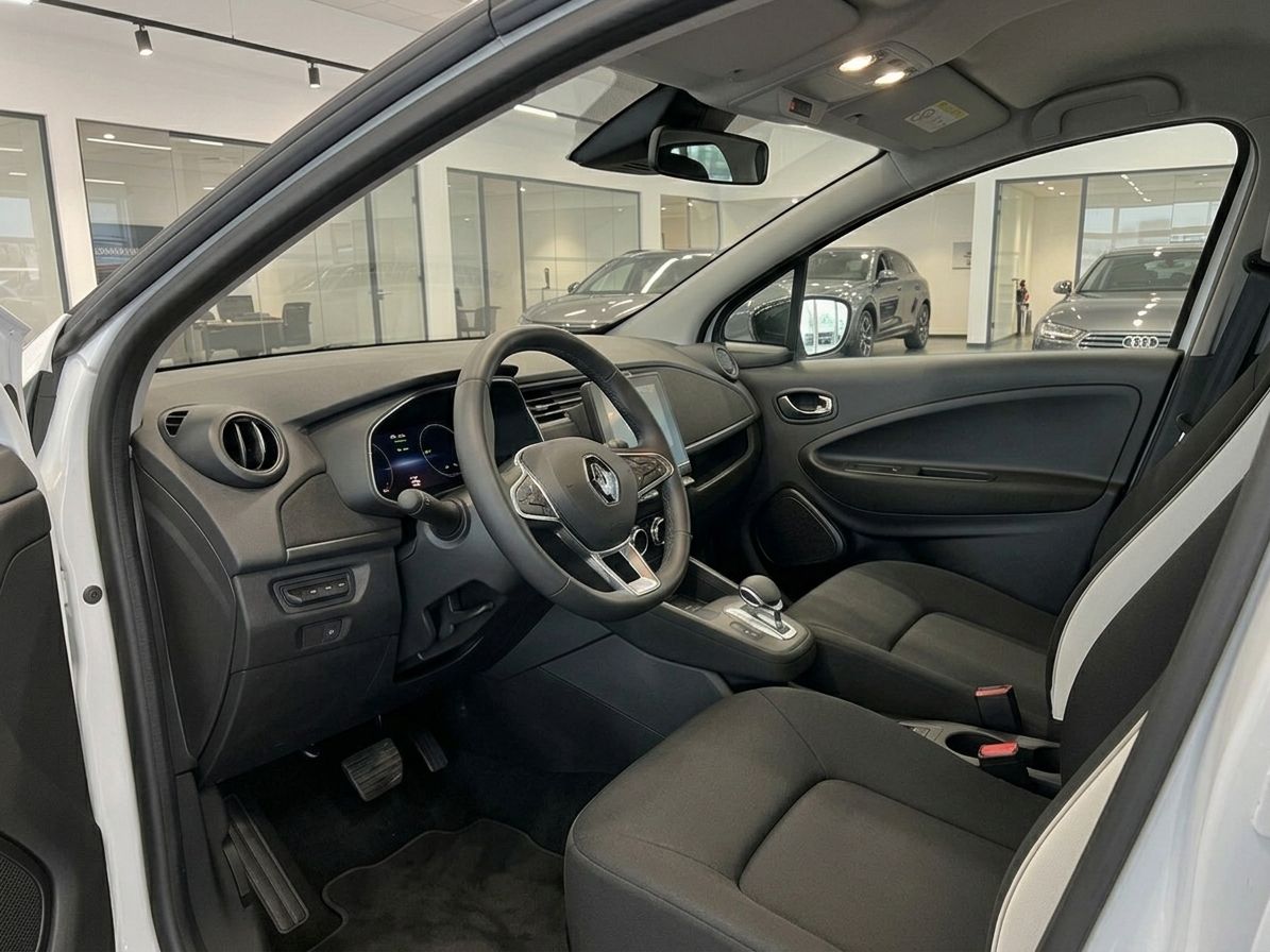 Renault ZOE Innenraum mit schwarzen Sitzen und modernem Cockpit - Fahrerseite