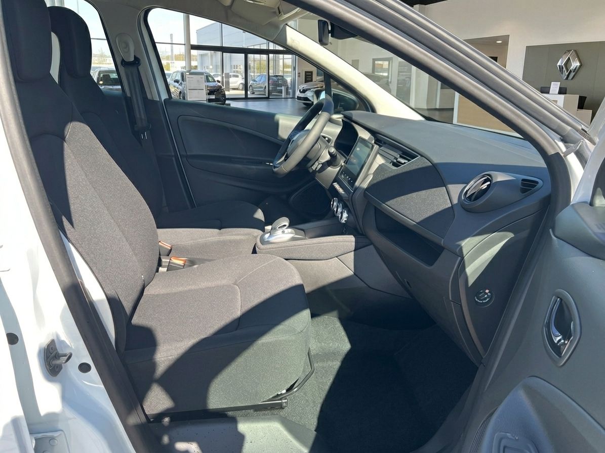 Renault Fahrzeuginnenraum mit Vordersitzen und Mittelkonsole