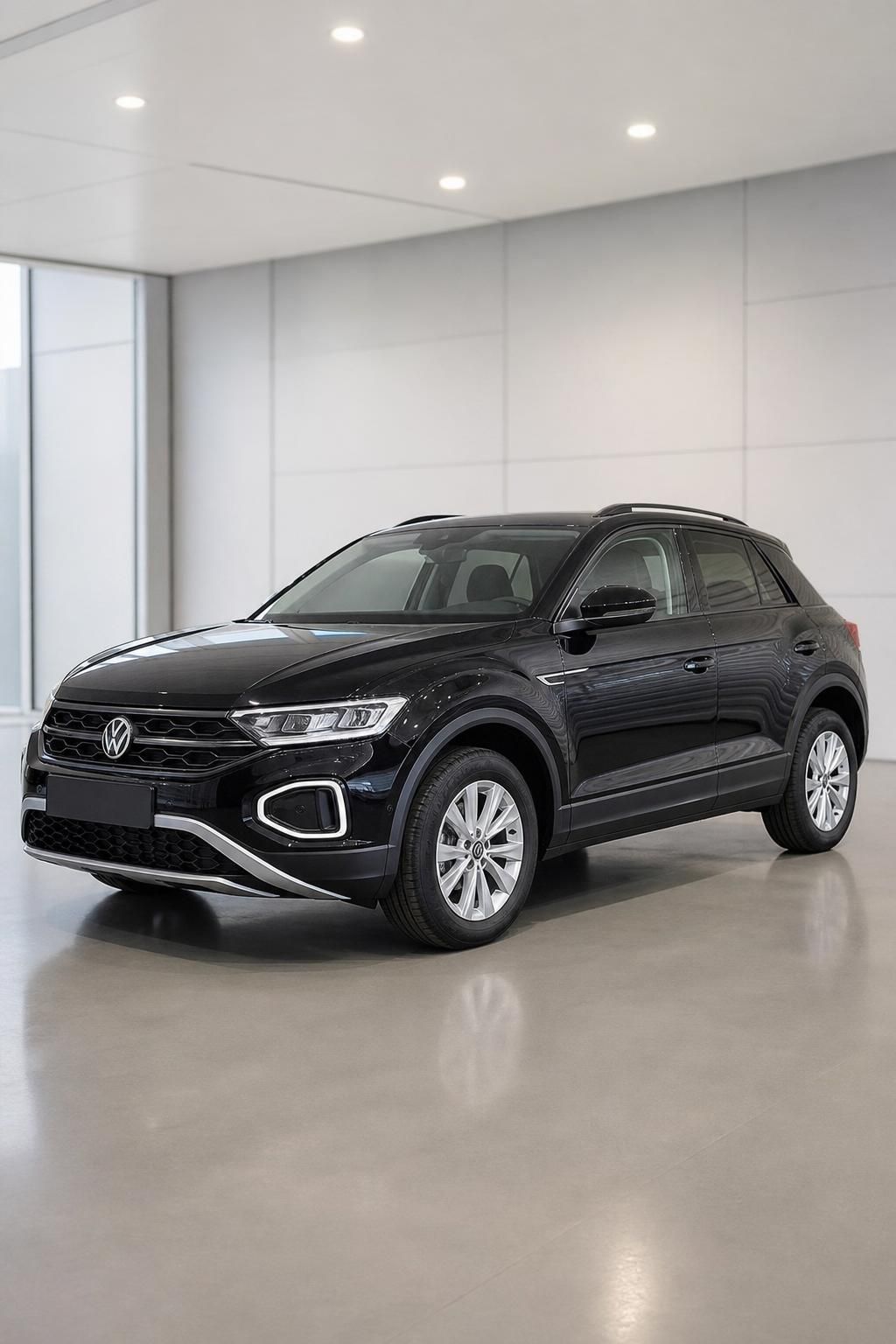 Schwarzer Volkswagen SUV Frontansicht im Autohaus Showroom