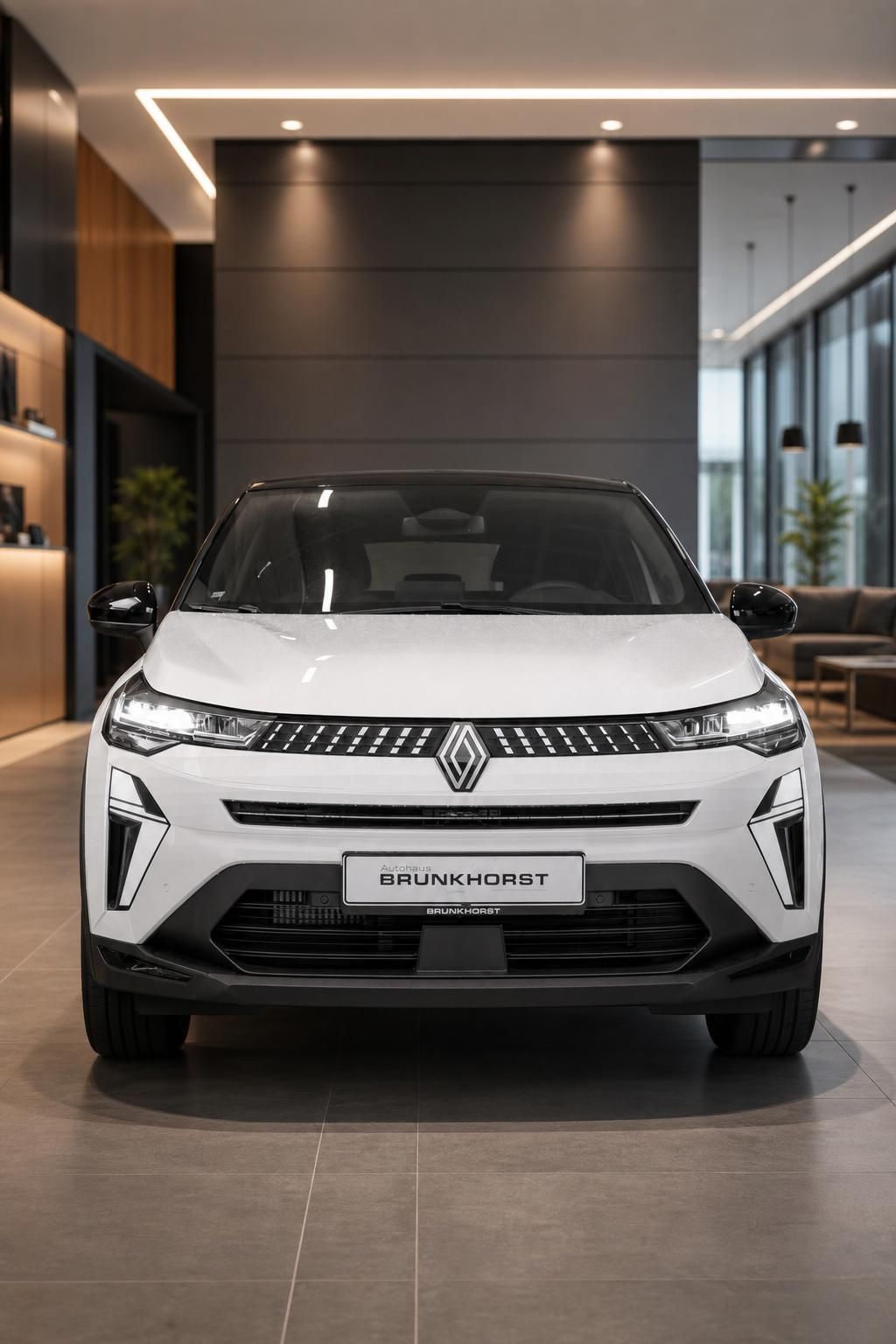 Weißer Renault Elektro-SUV Frontansicht im modernen Autohaus Showroom