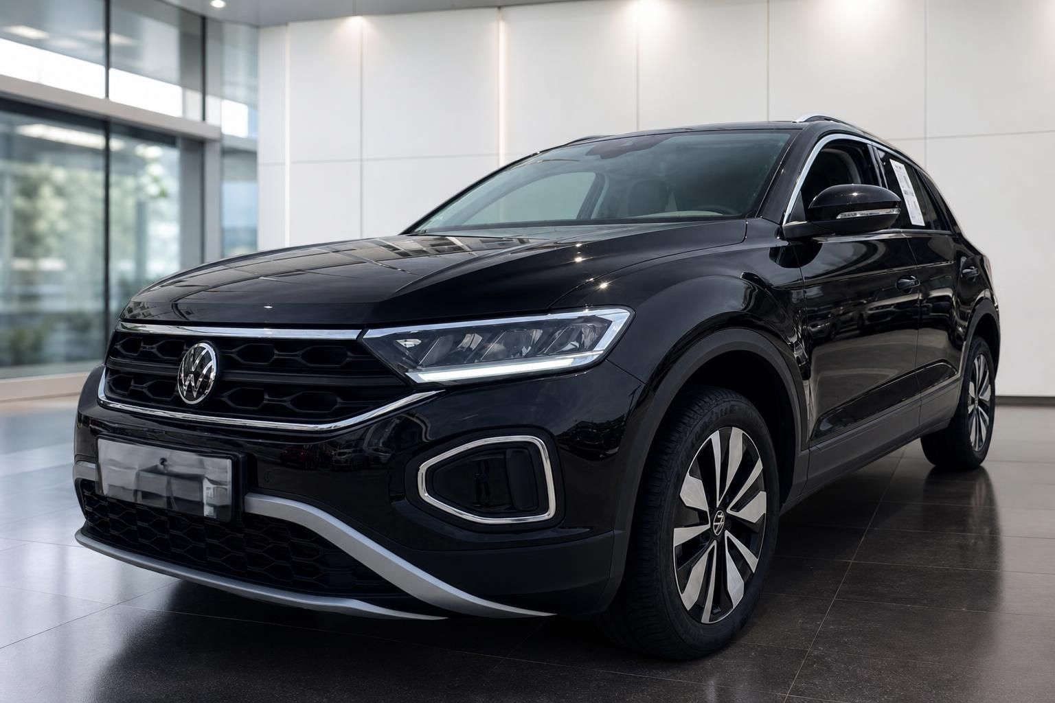 Volkswagen T-Roc schwarz, Frontansicht mit LED-Scheinwerfern und modernem Kühlergrill