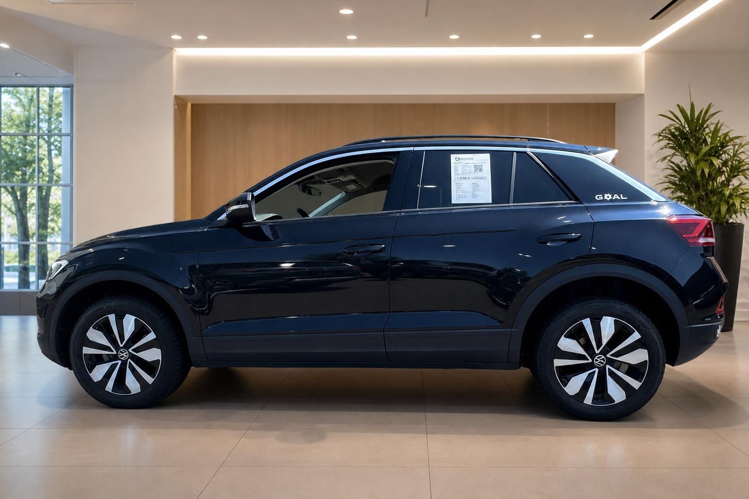 Volkswagen T-Roc GOAL schwarz, Seitenansicht im Showroom mit modernem Design und Felgen