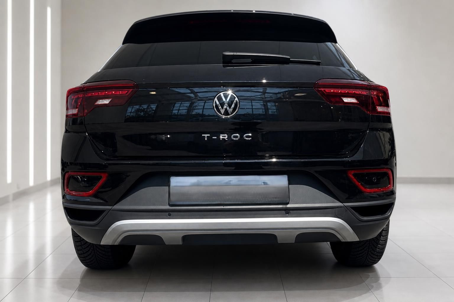 Volkswagen T-Roc schwarz, Heckansicht mit Heckklappe und LED-Rückleuchten im Showroom