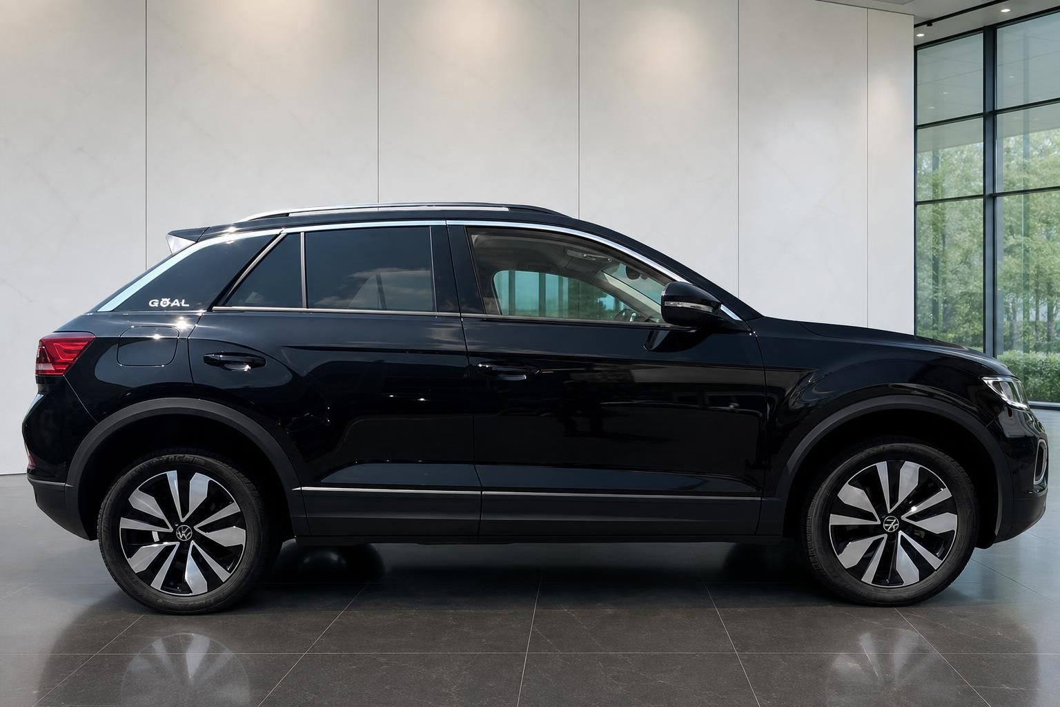 Schwarzer Volkswagen SUV Seitenansicht mit modernen Felgen im Showroom