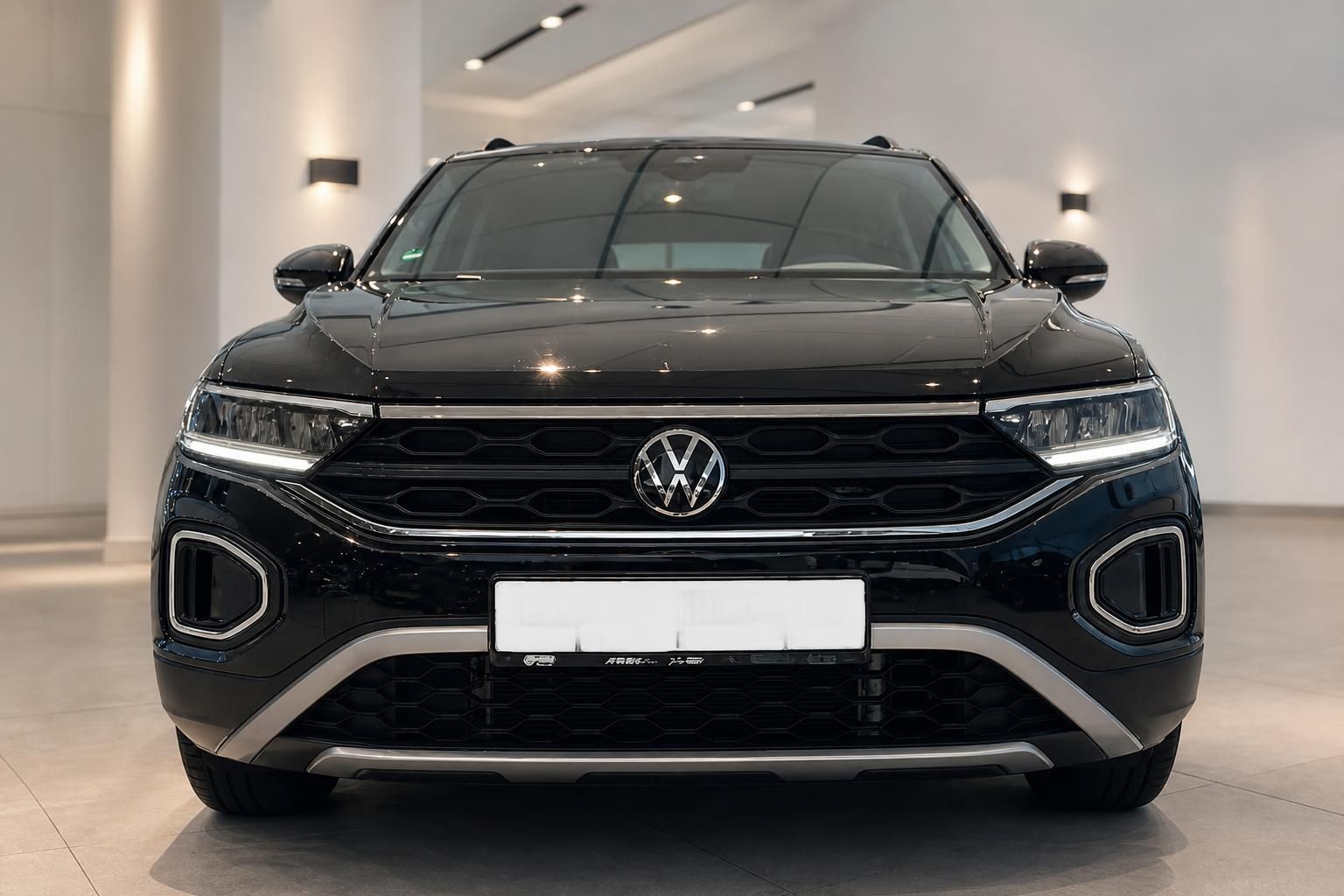Volkswagen SUV Frontansicht mit LED-Scheinwerfern und VW-Logo