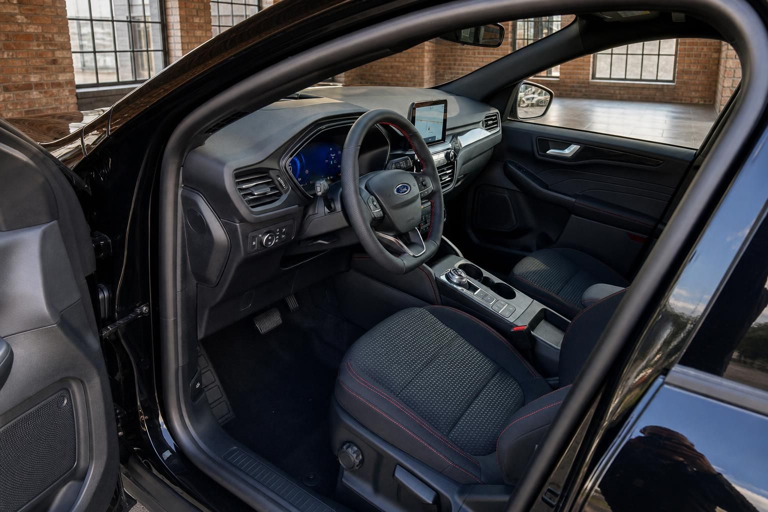 Ford Kuga Innenraum mit Cockpit und Sitzen in schwarz