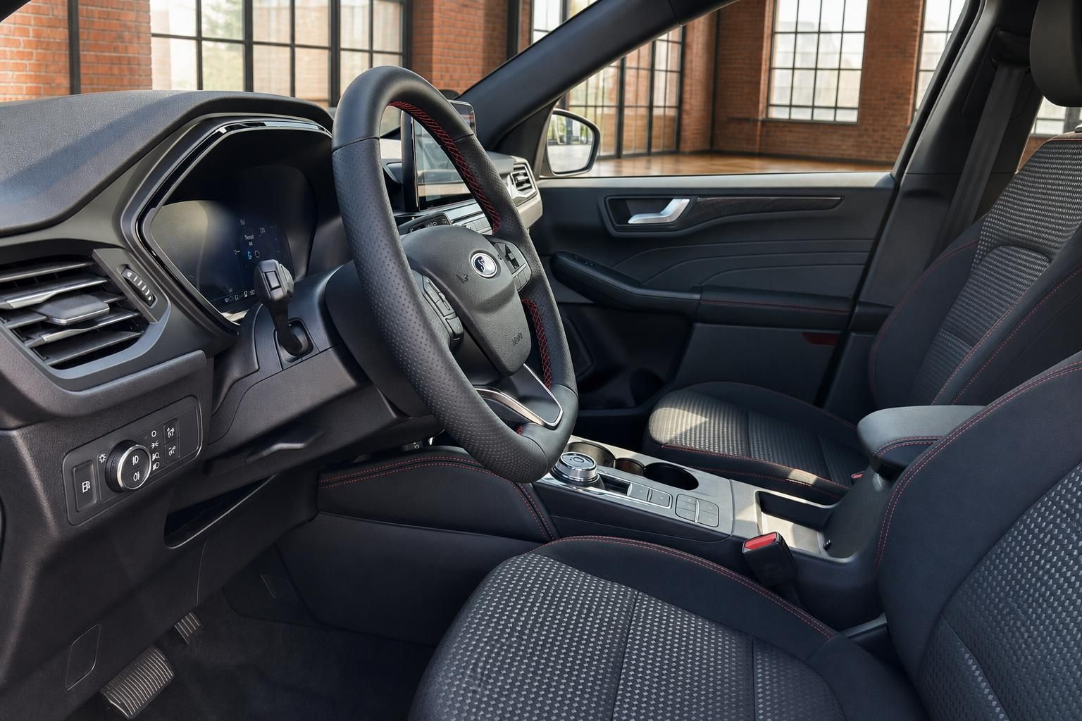 Ford Kuga Innenraum mit Sportlenkrad und rotem Ziernaht-Detail