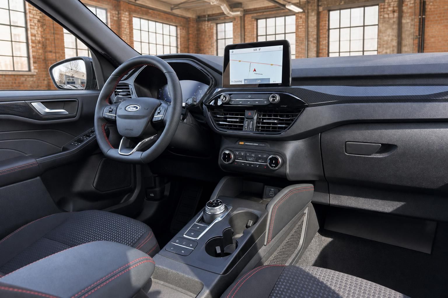 Ford Kuga Innenraum mit Cockpit und Navigationssystem