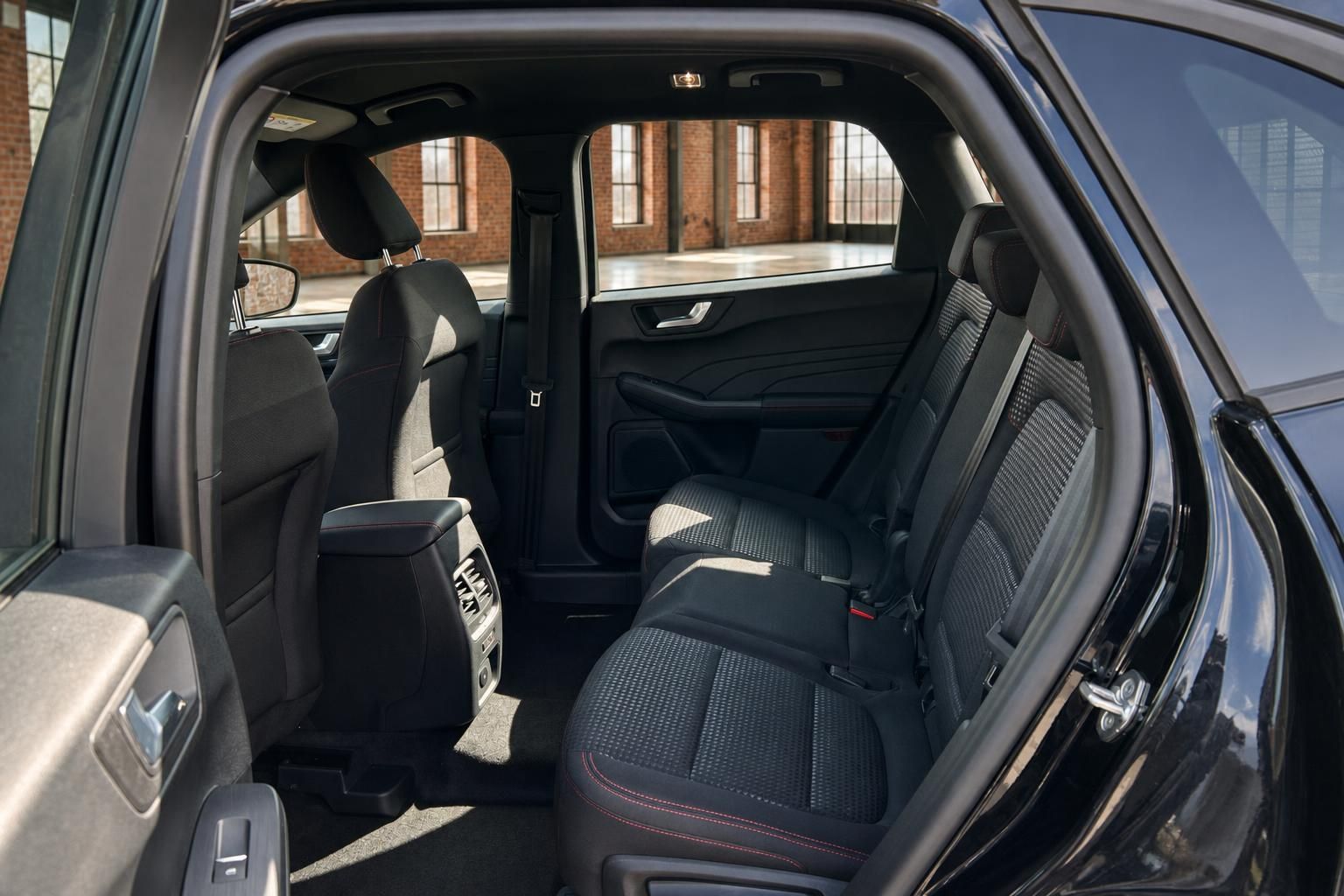Ford Kuga Innenraum Rücksitze mit schwarzer Stoffpolsterung