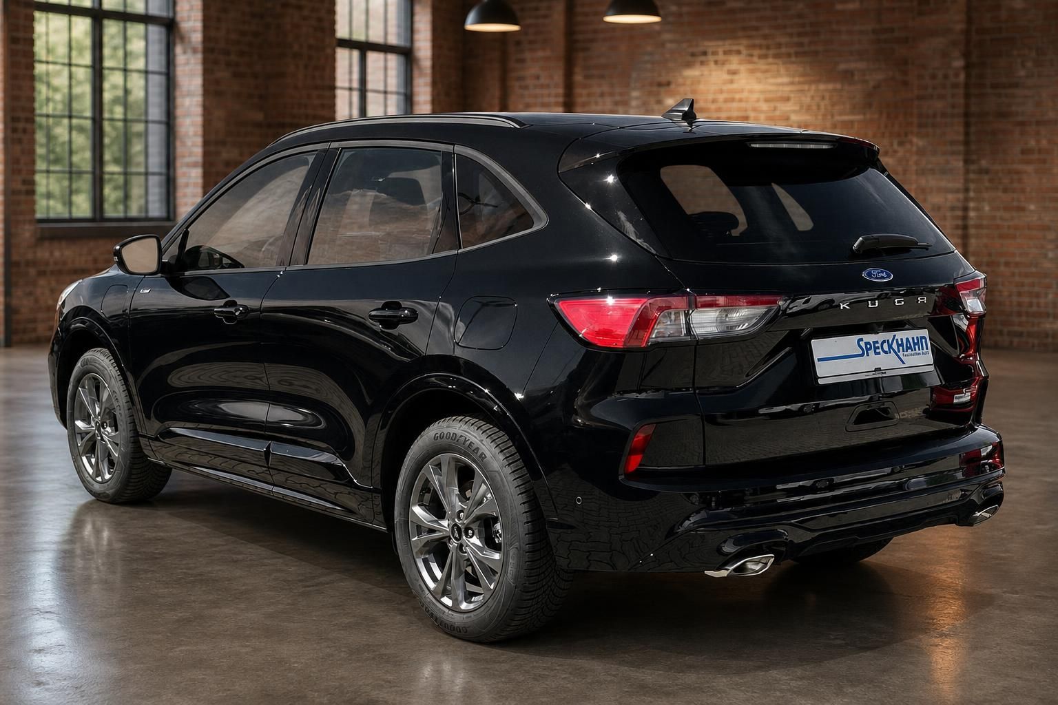 Ford Kuga schwarz Heckansicht in moderner Fahrzeughalle