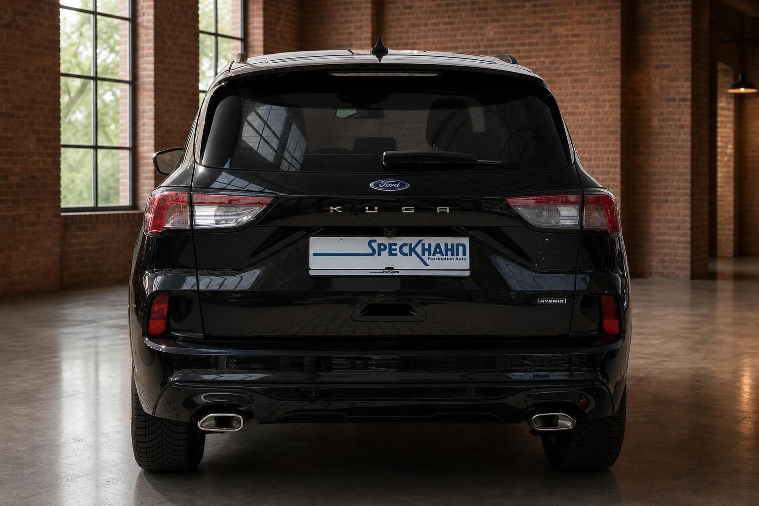 Ford Kuga Hybrid schwarz Heckansicht in Fahrzeughalle