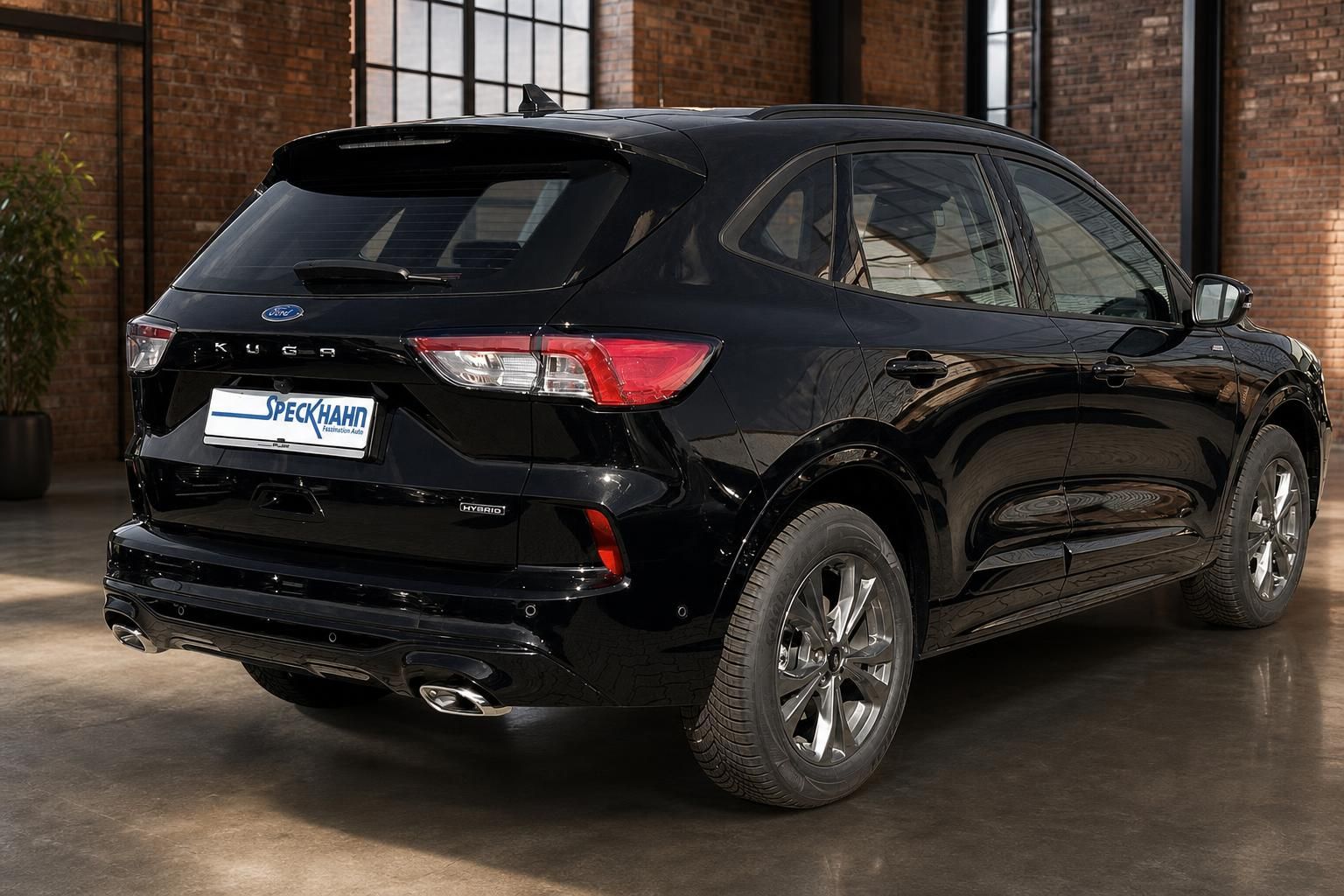 Ford Kuga Hybrid schwarz Heckansicht im Showroom