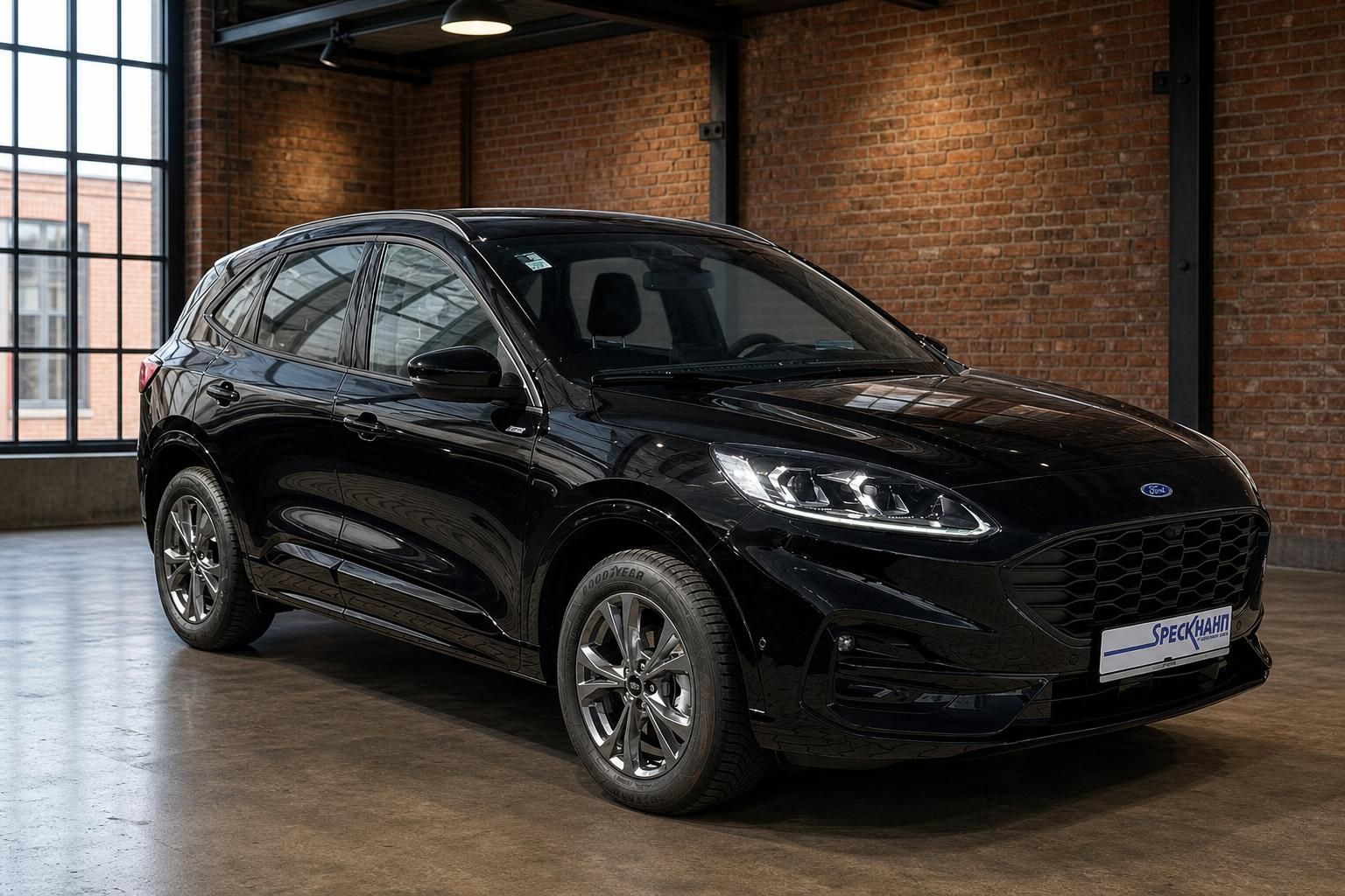 Schwarzer Ford Kuga SUV in Frontansicht in Industriehalle